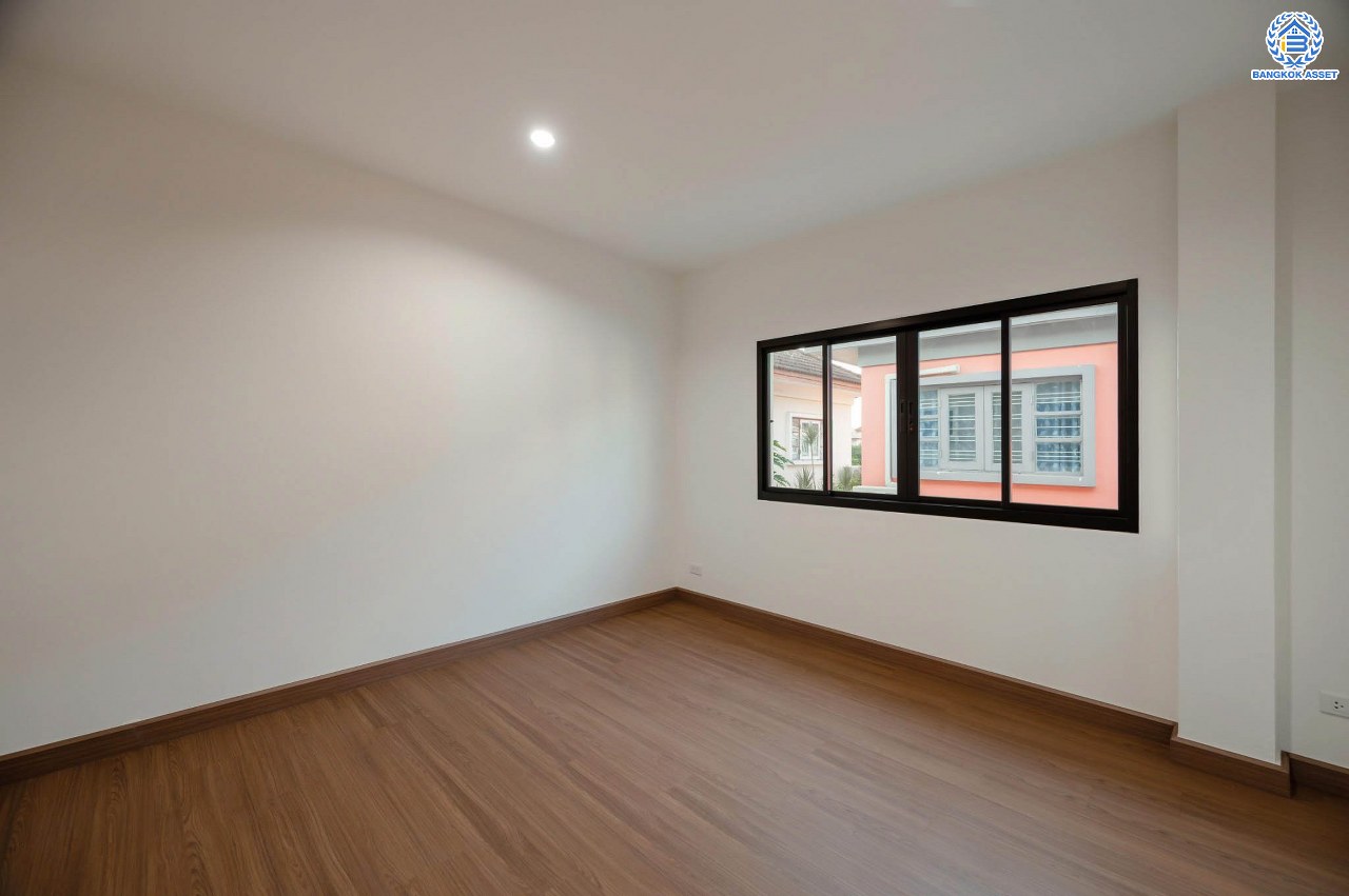 บ้านเดี่ยวมือสอง ตกแต่งใหม่ โครงการ ศศิธร บางบอน3 รองรับทุกความสุข เนื้อที่ 65.3 ตร.ว. ฟังก์ชัน 3 ห้องนอน 3 ห้องน้ำ 1 ห้องอเนกประสงค์ จอดรถได้ 2 คัน บนทำเลเดินทางสะดวก ใกล้รถไฟฟ้าสายสีน้ำเงิน "สถานีหลักสอง" และจุดขึ้นทางด่วน "พระราม2" และ The Mall บางแค